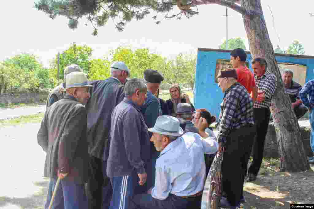 Kəndin yaşlıları pensiyalarını almaq üçün növbə gözləyirlər.