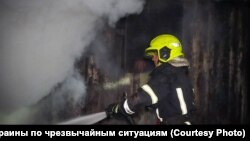 Рятувальники ДСНС гасять пожежу після російського удару по Одещині, архівне фото