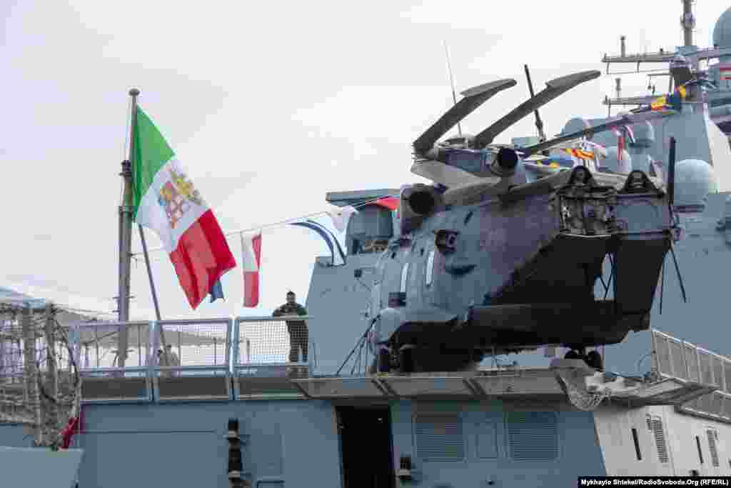 Моряк на борту італійського фрегату спостерігає за журналістами і почесними гостями&nbsp; 