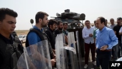 Թուրքիա - Ոստիկանները փակել են Ջիզրե ուղևորվող քուրդ քաղաքական գործիչների ճանապարհը, 9-ը սեպտեմբերի, 2015թ. 