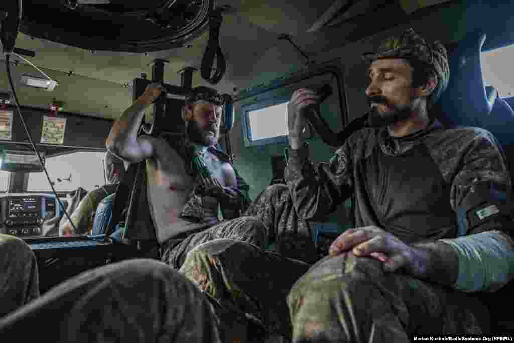 Бійці на броньованому авто виїжджають у безпечну зону на великій швидкості. Автівку по бездоріжжю кидає в різні боки, а бійці намагаються втриматися, щоб не так боліли травмовані частини тіла