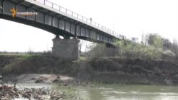 Poduri ce unesc şi despart