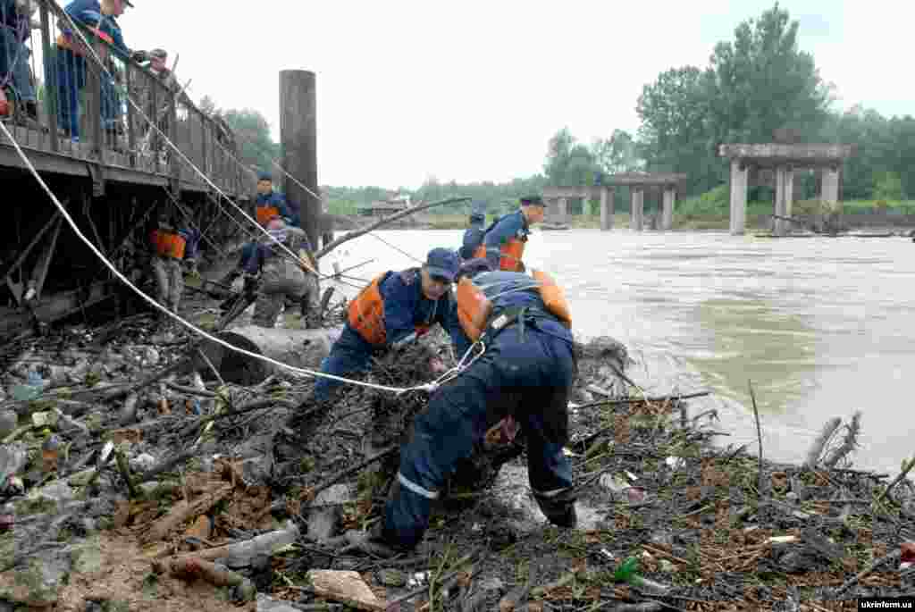 Ліквідація наслідків повені в селі Маршинці Новоселицького району, Чернівецька область Photo by Ukrinform
