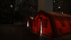 Мобильный пункт, где жители Киева могут согреться, зарядить телефоны и получить помощь во время отключений света и отопления, 18 января 2026 года