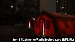 Мобильный пункт, где жители Киева могут согреться, зарядить телефоны и получить помощь во время отключений света и отопления, 18 января 2026 года