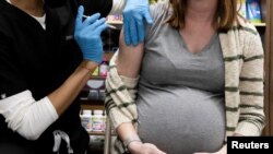 Бременна жена получава ваксина срещу COVID-19