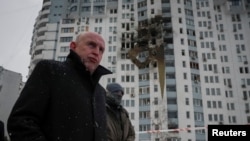 Міністр оборони Великої Британії Джон Гілі біля житлового будинку у Києві, куди влучив російський БПЛА.Україна, 9 січня 2026 року