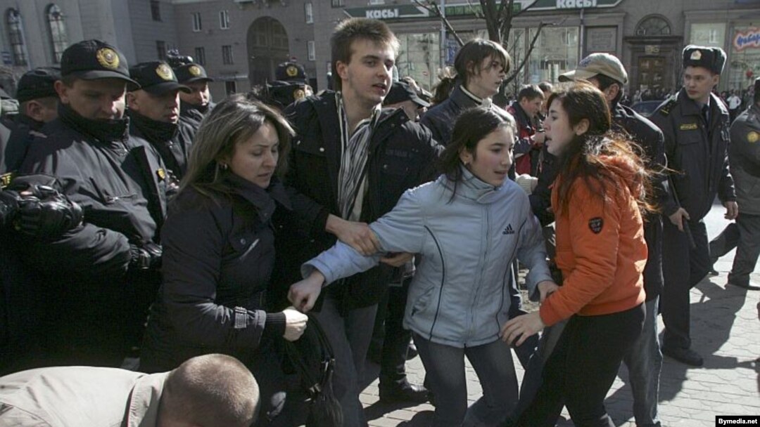 Желающих попасть на площадь грубо вытесняли, после чего рассеивали и хватали поодиночке