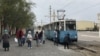 Пассажиры выходят из трамвая. Темиртаусцы выбирают трамваи, поскольку проезд в них дешевле, чем в автобусе, и к тому же некоторые части города не охвачены автобусным сообщением.