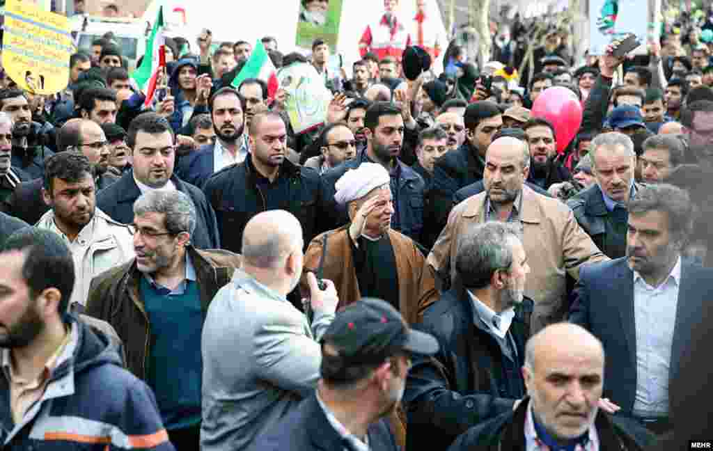 اکبر هاشمی رفسنجانی در حلقه محافظانش