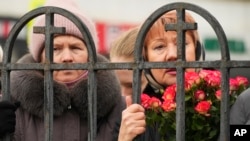 У Маскве тысячы чалавек прыйшлі на пахаваньне палітвязьня Навальнага, які памёр у турме. ФОТА