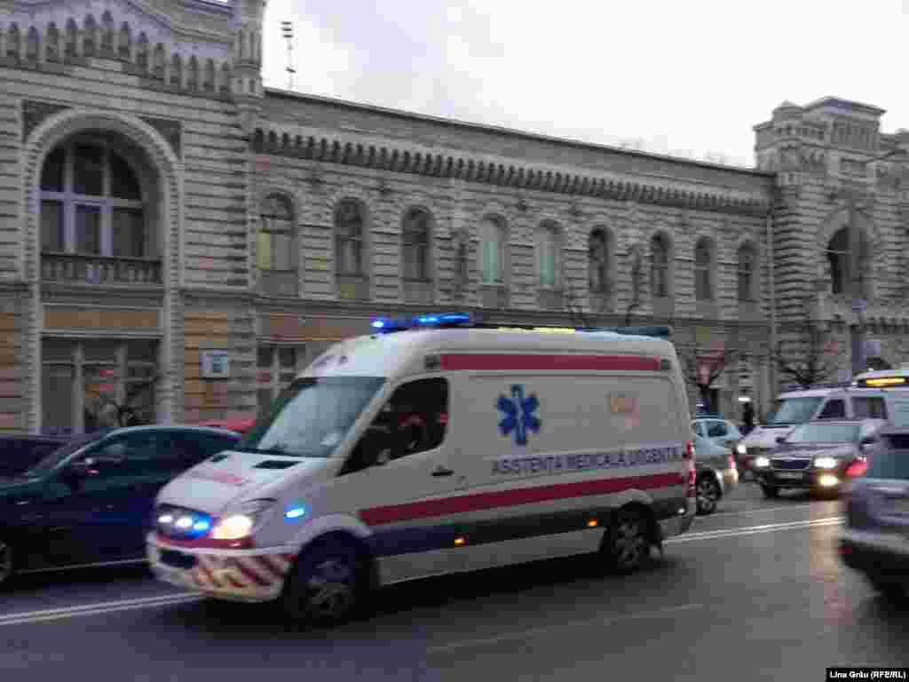 O ambulanță în fața primăriei din Chișinău