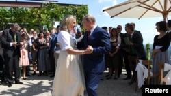 Танці з Путіним. Закулісся весілля голови МЗС Австрії – фото