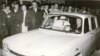 Ceaușescu la volanul primei mașini Dacia 1100. Uzina de automobile de la Mioveni va deveni un reper pe harta „ctitoriilor” lui Ceaușescu. Sursa: Fototeca online a comunismului românesc. Cota 169/1968