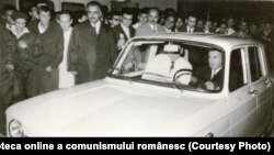 Ceaușescu la volanul primei mașini Dacia 1100. Uzina de automobile de la Mioveni va deveni un reper pe harta „ctitoriilor” lui Ceaușescu. Sursa: Fototeca online a comunismului românesc. Cota 169/1968