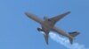 "Боинг 777" компании United Airlines с горящим двигателем