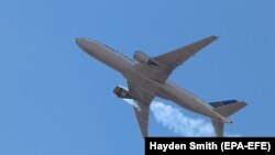 "Боинг 777" компании United Airlines с горящим двигателем