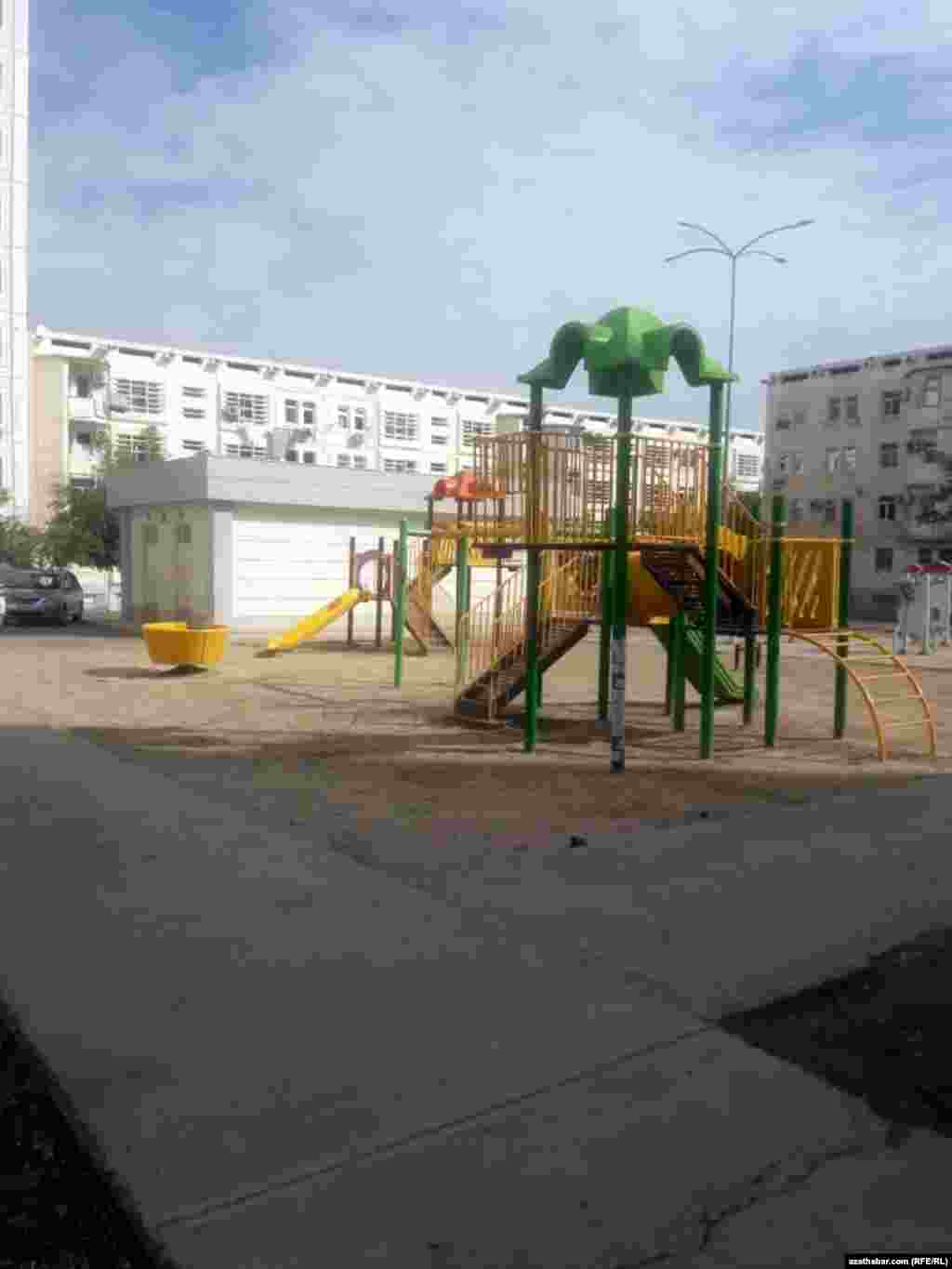 Aşgabat. Ýaşaýyş jaýlarynyň öňündäki çagalar meýdançasy "ýetim galdy". 