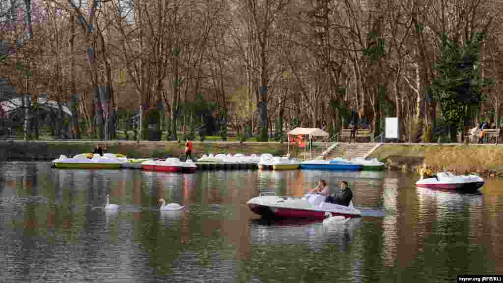 Park tıynağı Gagarin parkınıñ merkeziy obyekti sayıla&nbsp;