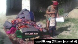 Бяздомная жанчына зь дзіцём ва Ўзбэкістане