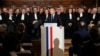 مکرون در حال سخنرانی در مراسم ملی بزرگداشت جيزيل حليمی وکیل فرانسوی تونسی‌تبار 