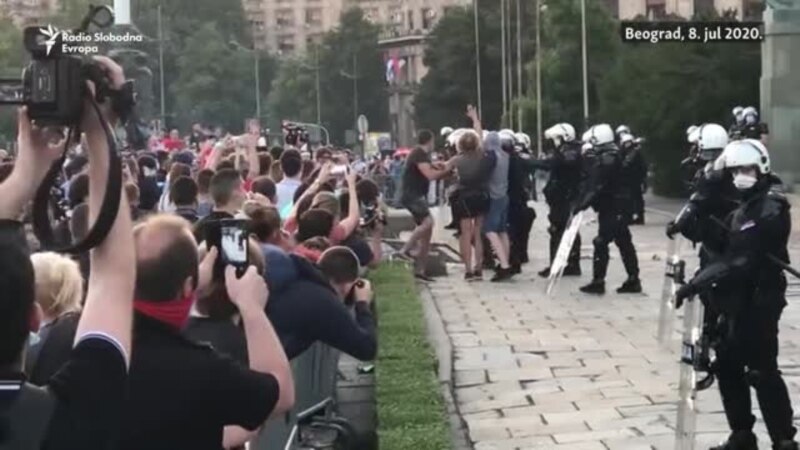 Нови инциденти во Белград - Демонстрантите со камења, полицијата со солзавец