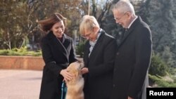 Прэзыдэнтка Малдовы Санду і яе сабака, прэзыдэнт Аўстрыі Ван дэр Белен і прэзыдэнтка Славеніі Наташа Пірц-Мусар у Кішынэве. 