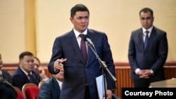 Курулуш министри Нурдан Орунтаев президент Садыр Жапаровдун Ош шаарынын тургундары менен жолугушуусунда. Апрель, 2026-жыл 
