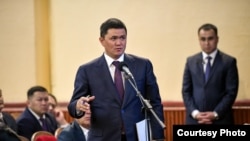 Курулуш министри Нурдан Орунтаев президент Садыр Жапаровдун Ош шаарынын тургундары менен жолугушуусунда. (архив)