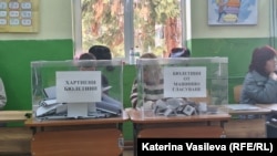 Избирателна секция в село Мало Конаре, област Пазарджик. В момента българите имат право да гласуват с хартиени бюлетини или на машина. Снимката е архивна.