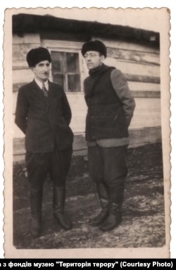 Зліва направо: Михайло Федчишин, Лев Загульський (греко-католицький священник). Фотографія зроблена на тлі бараку на спецпоселенні, Іркутськ, Росія