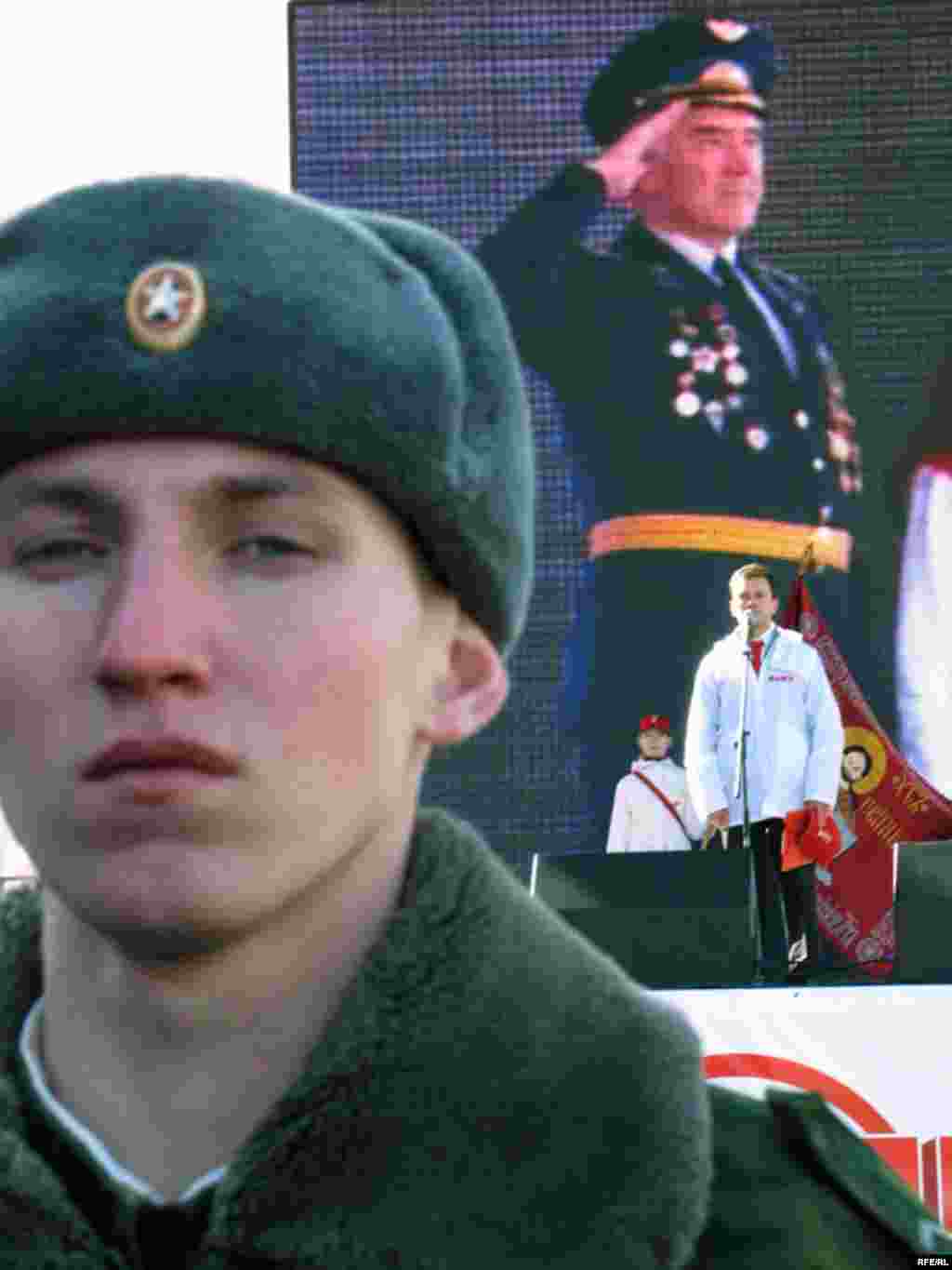 Новокировский проспект сплошь забит автобусами, на которых свозили в Москву участников акции.