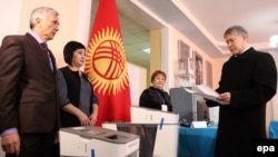 Prezident Almazbek Atambaýew (S) ses berýär. Bişkek, 11-nji dekabr, 2016