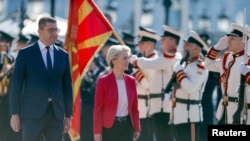 Președinta Comisiei Europene, Ursula von der Leyen, primită de premierul Macedoniei de Nord Hristijan Mickoski în vizită la Skopje, la 24 octombrie 2024. 