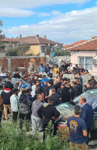 Съмнителни групи пред секции скъпи коли в села пачка с