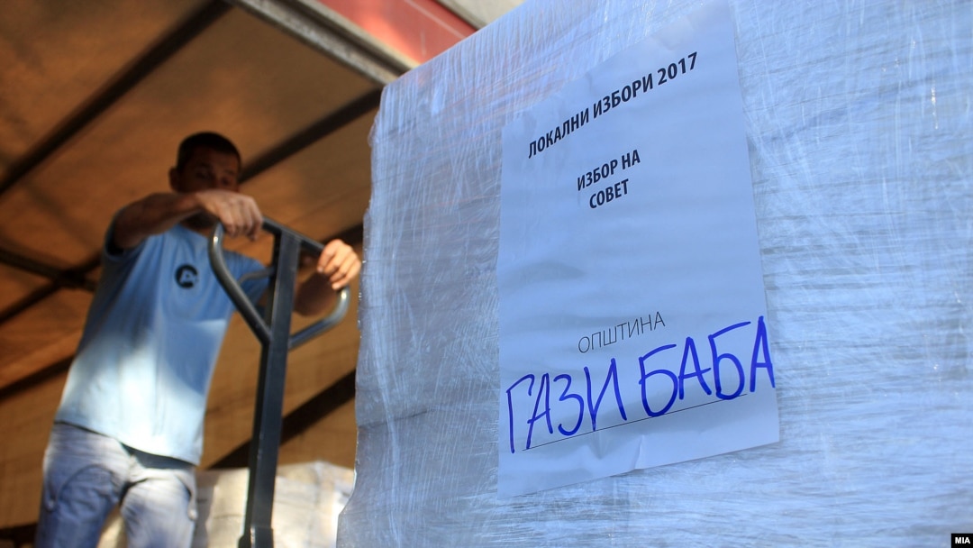 Државната изборна комисија (ДИК) го достави доверливиот изборен материјал до општинските изборни комитети, за локалните избори закажани за 15 октомври.