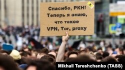 Pancartă cu inscripția „Mulțumesc, RKN (Roskomnadzor - Agenția rusă pentru comunicații)! Acum eu știu ce este VPN, Tor, proxy”, la un protest în sprijinul „libertății internetului”, Moscova, aprilie 2018.