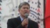 Қирғизистон мухолифатининг учинчи халқ қурилтойида иштирок этган етти минг делегат Алмаз Атамбаевни президентлик сайловида қўллаб-қувватлашларини билдирдилар.