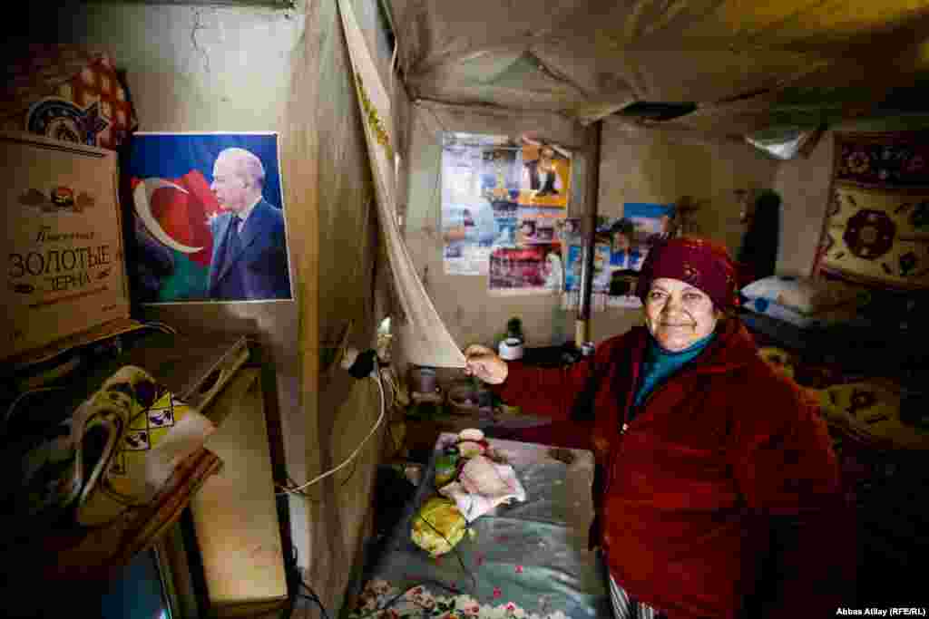 Xanpəri xala bu kənddə bir otaqlı evdə tək qalır. Həyətdəki digər evini isə yayda kəndə gələcək qonaqlar üçün saxlayır. Xanpəri xala mal-heyvan saxlasa da əsas geçim qaynağı yayda qonaqların ixtiyarına verdiyi evdə əldə etdiyi gəlirdir.