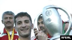 Хуршед Маҳмудон бо Ҷоми AFC.