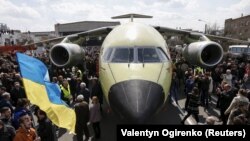 Літак Ан-178 на території заводу «Антонов» у Києві, квітень 2015 року