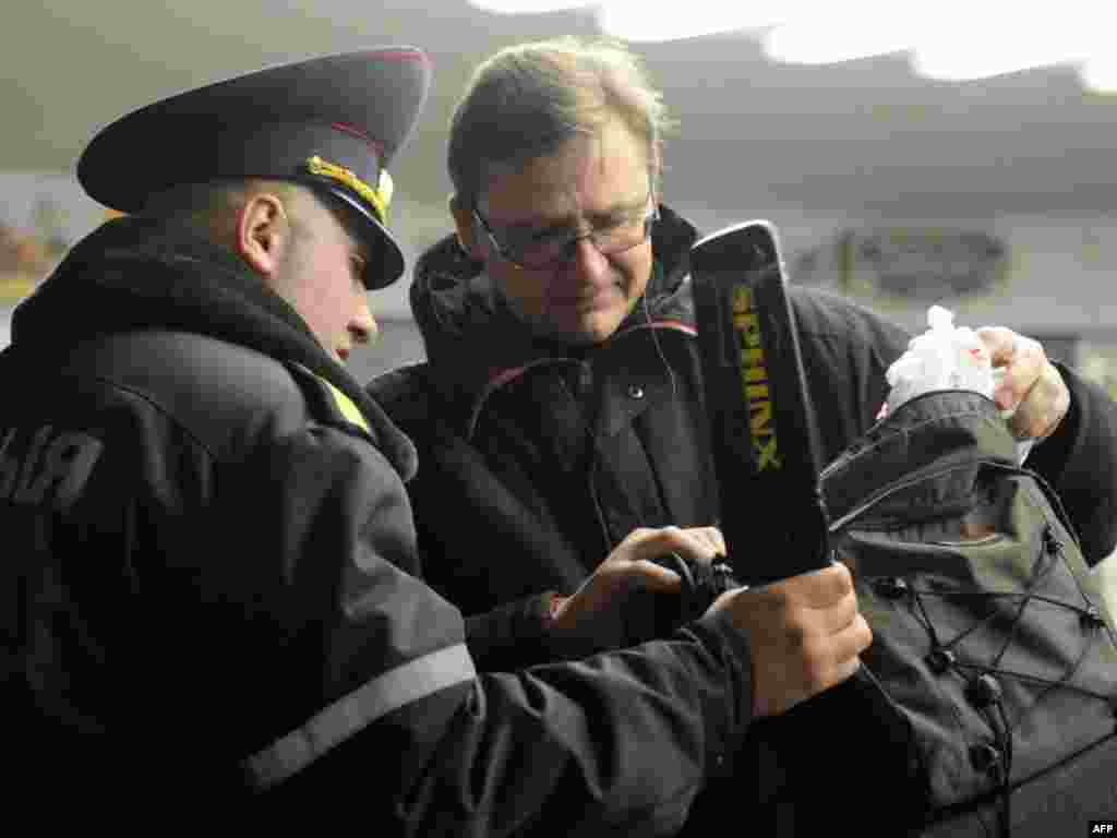 Мешканець Мінська проходить обов'язкову перевірку перед входом у метро, 14 квітня. Відтепер кожного, хто хоче спуститись до мінської підземки, мають оглянути правоохоронці. Photo by Kseniya Avimova for AFP 