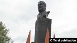 Վազգեն Սարգսյանի հուշարձանը Էջմիածնում, լուսանկարը՝ նախագահականի