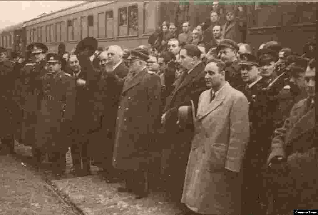 Arhivele Naționale. Cluj, 13 martie 1945. Regele Mihai sosește în Transilvania de Nord. Deși teritoriul fusese eliberat de armata română încă din 25 octombrie 1945, România nu și-a putut intra în drepturi din cauza ocupației sovietice. Mutarea fusese folosită ca armă de șantaj pentru aceptarea unui guvern favorabil sovieticilor. La circa o săptămână de la instalarea guvernului pro-comunist Petru Groza, sovieticii au predat administrarea Transilvaniei de Nord către guvernul de la București.&nbsp;​