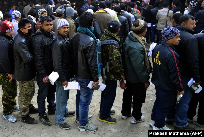 Punëtorë nepalez në Katmandu presin në radhë për të marrë dokumente në mënyrë që të largohen nga Nepali.