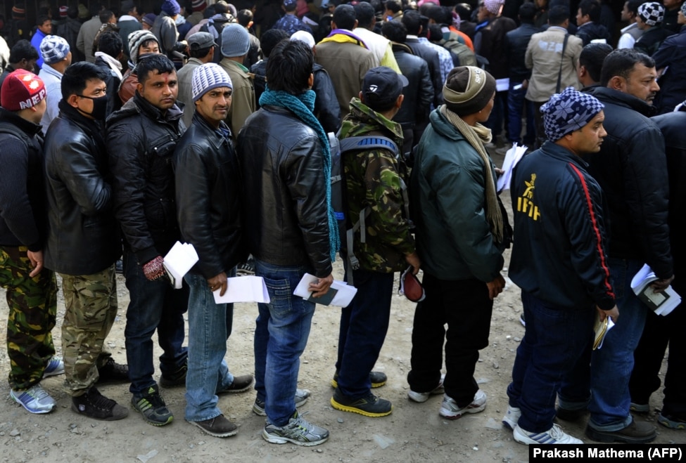 Punëtorë nepalez në Katmandu presin në radhë për të marrë dokumente në mënyrë që të largohen nga Nepali.