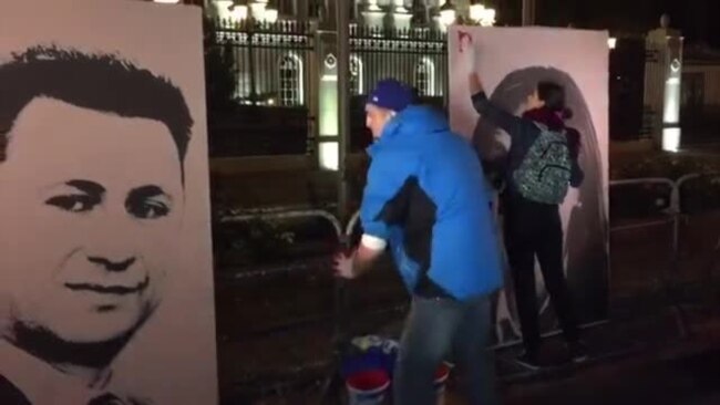 Црвена боја за портретите на Груевски и Јанкулоска