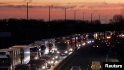 Kamioni u kilometarskoj gužvi na autocesti A16 između prilaznog puta Eurotunnel i Oye Plage, 18 decembra 2020.