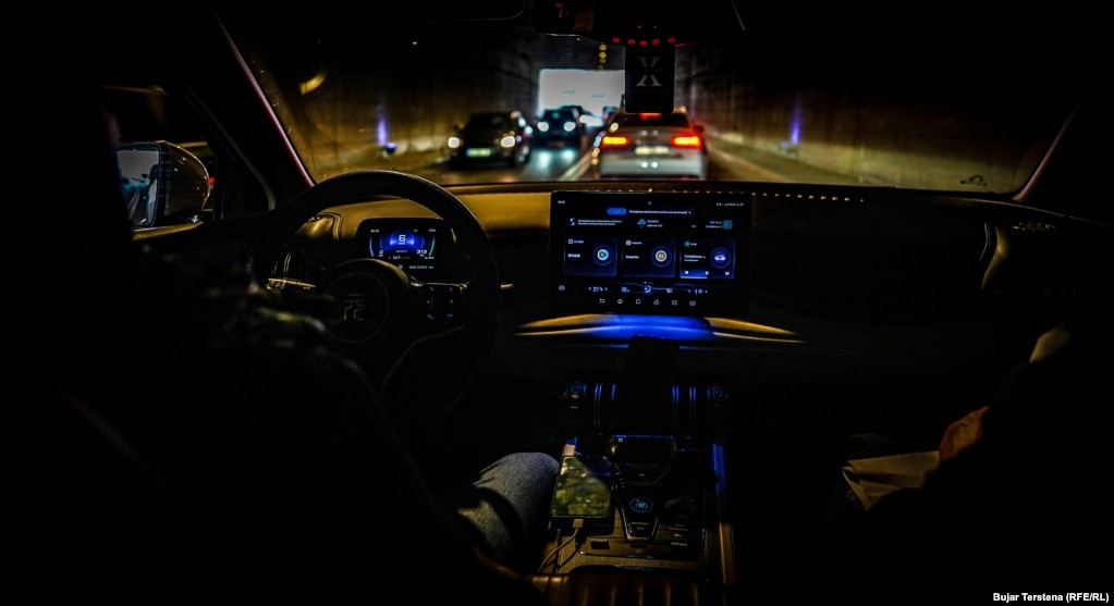 Viteve të fundit ka pasur rritje të importit të veturave elektrike në Kosovë. Këto mjete nuk prodhojnë emetime direkte gjatë përdorimit, çka mund të kontribuojë në uljen e ndotjes së ajrit, që në disa zona të Kosovës tejkalon kufijtë e lejuar, veçmas gjatë dimrit. 