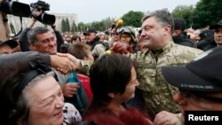 Петро Порошенко під час зустрічі з мешканцями Слов’янська, 8 липня 2014 року